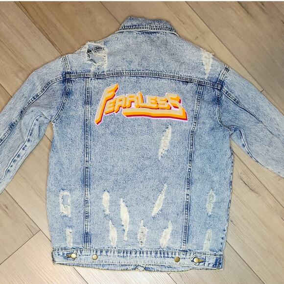 Honey Punch Fearless Patch Distressed Acid Wash Denim Jacket Women Sz S - Picture 6 of 10